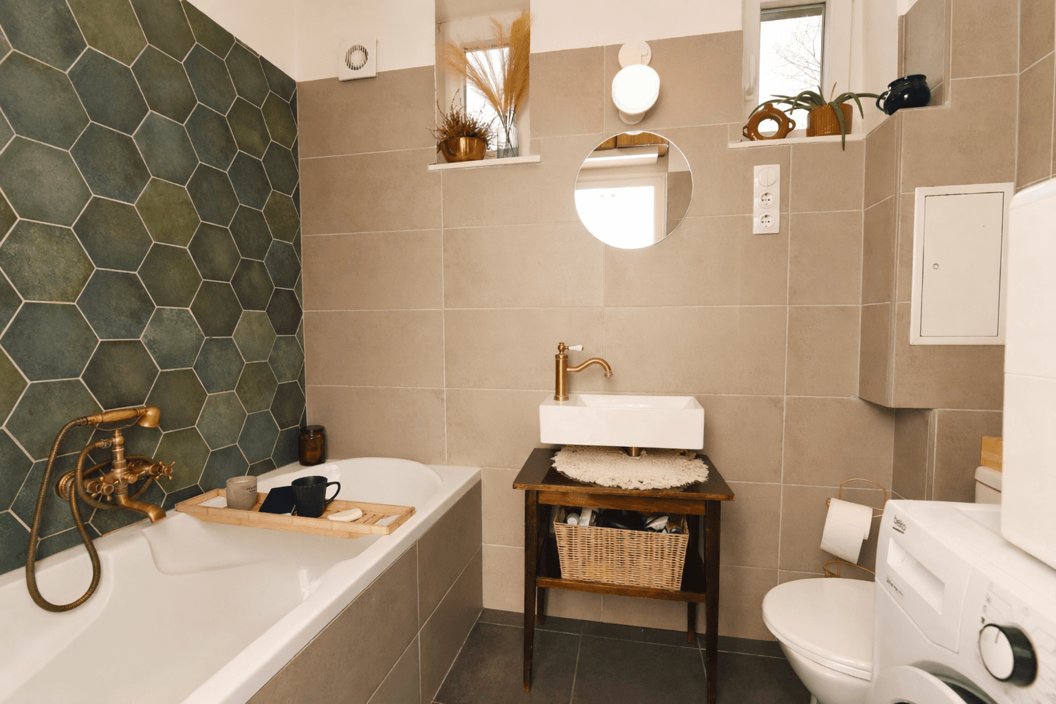 Fürdőszoba káddal, réz csapteleppel és zöld hatszög csempékkel