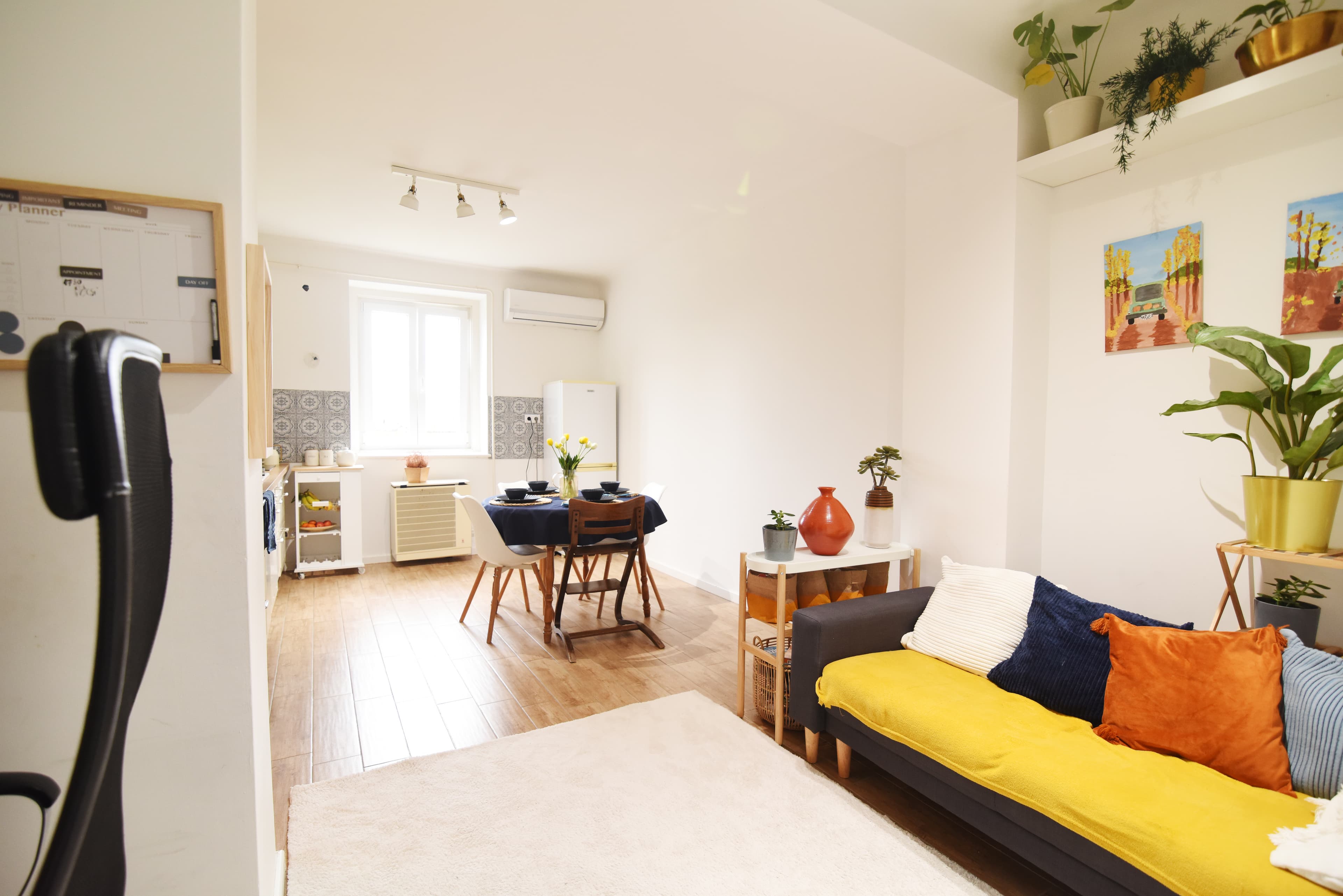 Nappali és konyha egy légtérben étkezővel