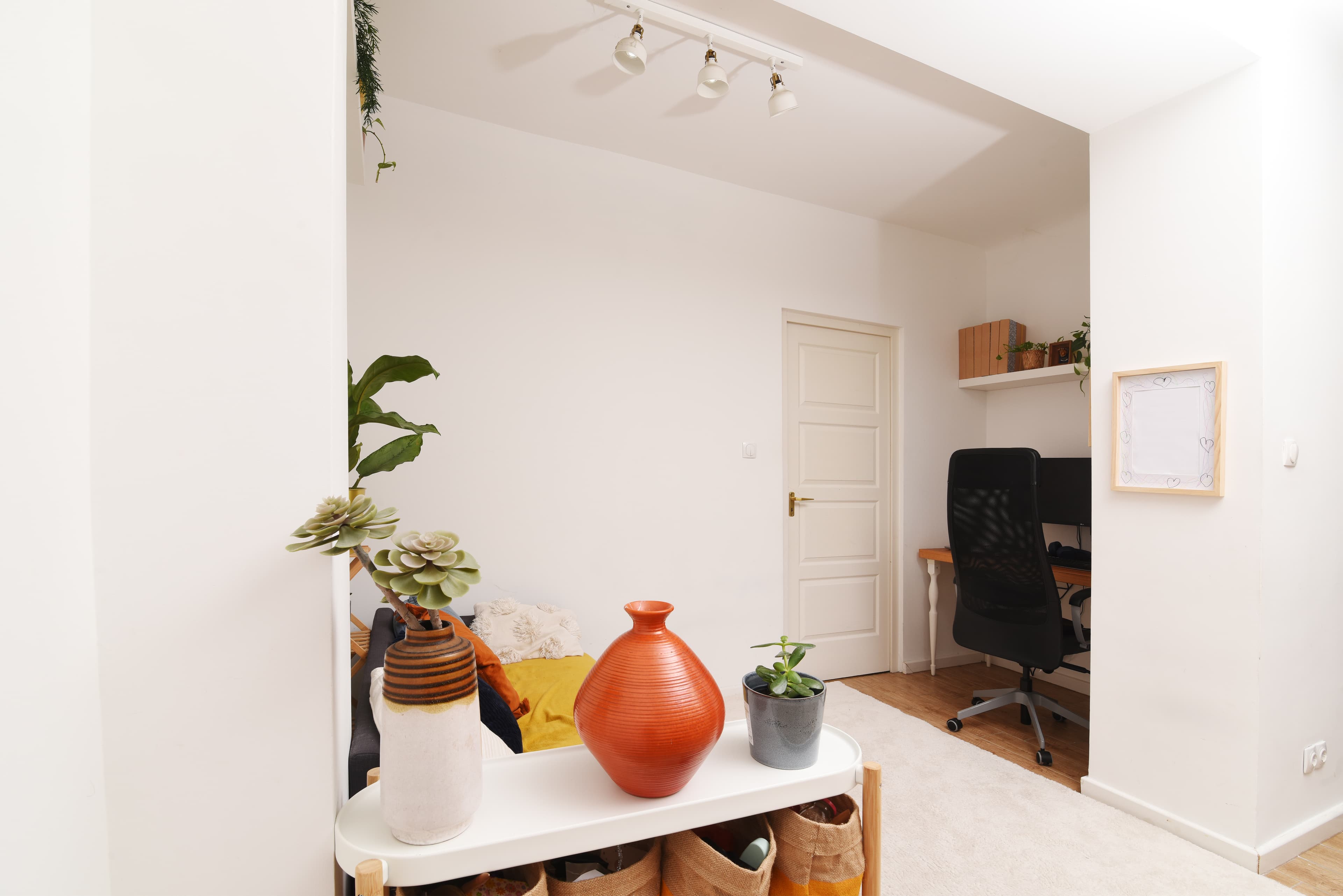 Nappali növényekkel és dekorációkkal